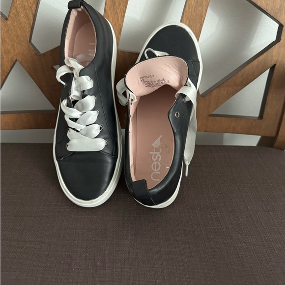 Nest used like a new women's low top platform sneaker in black/ - Picture 8 of 10